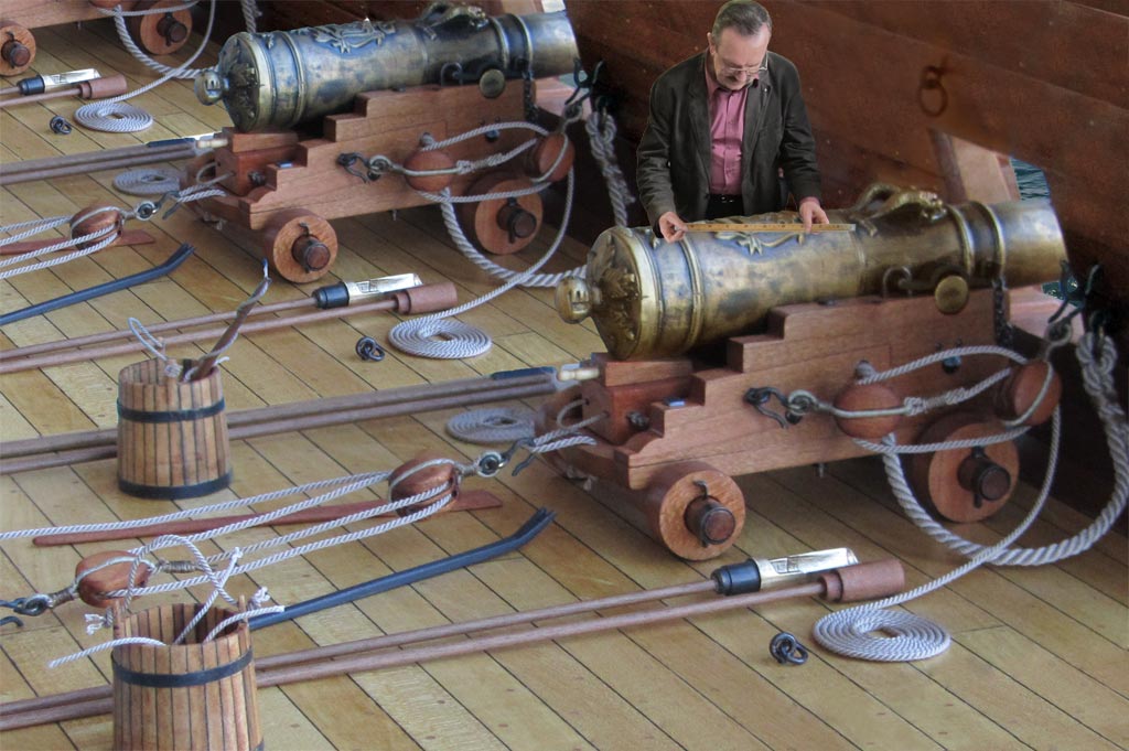 Witalii mierzy armatę