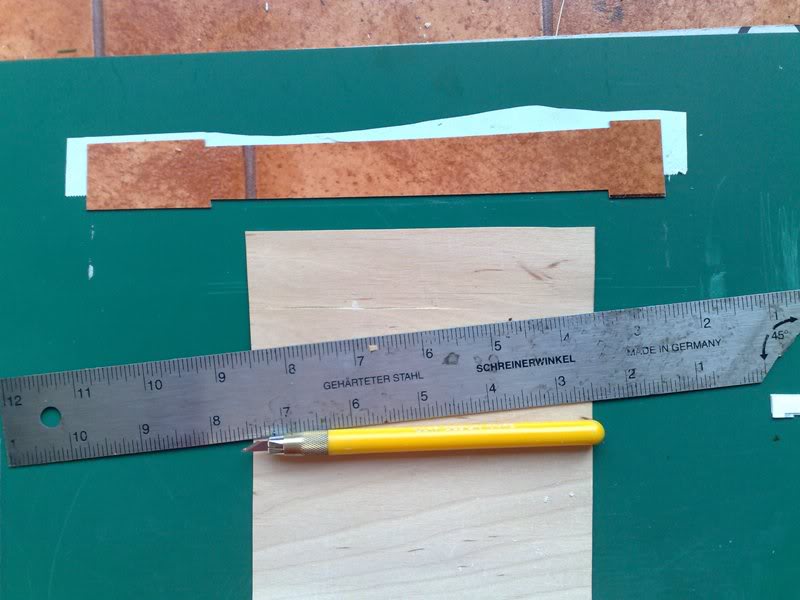 1jpg.jpg (56.08 KiB) Przejrzano 11250 razy Szablon w moim przypadku miał 3 mm głębokości i musi być grubszy/wyższy od materiału jaki będziesz ciął.