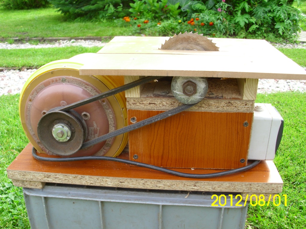 Dosłownie z tego co miałem pod ręką  zbudowałem sobie piłę do cięcia listewek