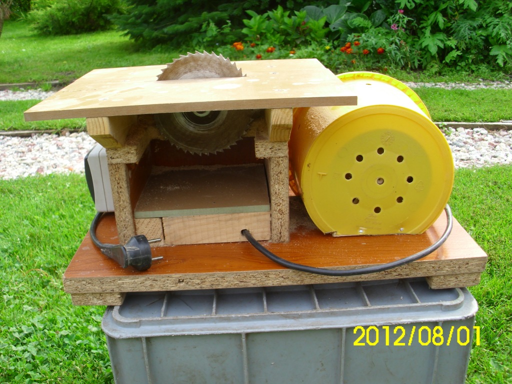 Silnik z poczciwej "Frani<br />tarcza zaś ze straganu,<br />kółka i pasek z odzysku<br />żadnego  nie ma tu szpanu.