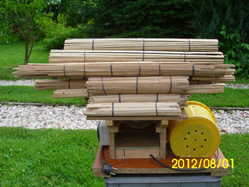 Rżnie ino wióry się sypią<br />Proxxon  z nią szans  żadnych nie ma ,<br />i to by było na tyle <br />zakończę  przydługi ten temat .<br /><br />Tak na zakończenie , konstrukcja  ta jest  najprostszą z  możliwych do wykonania. Bez wielkich nakładów mam to co mi naprawdę służy.Setki uciętych listewek świadczą o tym  że warto było trochę pomyśleć . Pozdrawiam .! Piotr .