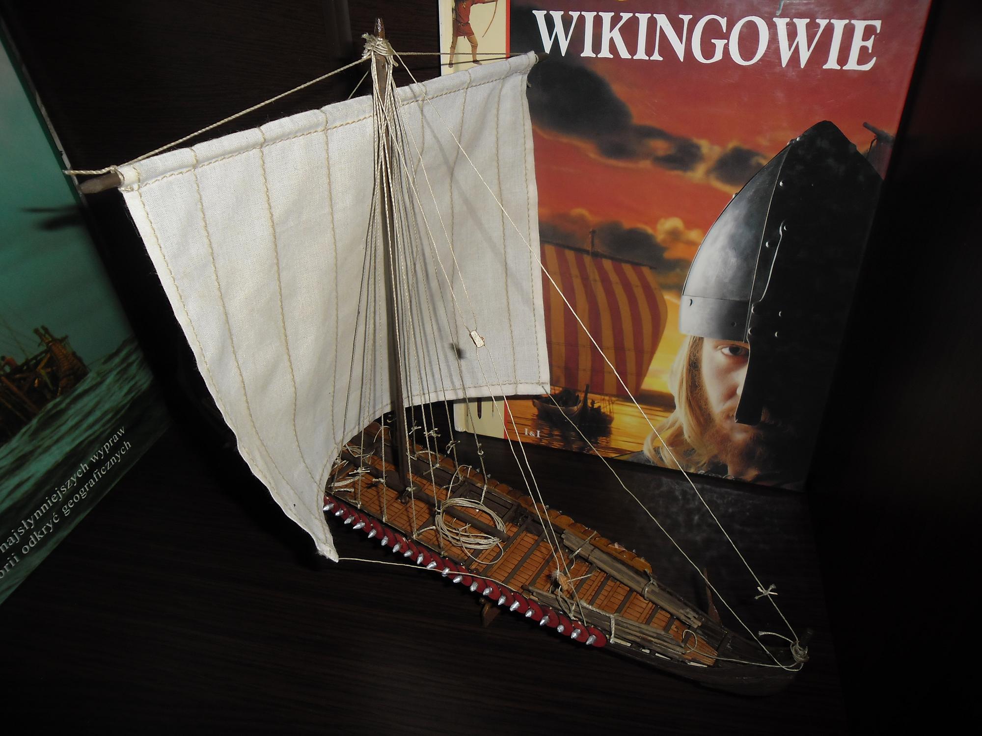 Produkt finalny, w witrynie z książkami tematycznymi:). Tarcze po bokach wykonane ze sklejki. Obrysowana moneta 1gr i wycięta 64 razy... Srebrne zakończenia tarcz trochę nie wyszły, miały być krótsze i bardziej okrągłe. To patyczki, zeszlifowane na końcówce techniką temperowania ołówka na aruszu papieru ściernego.
