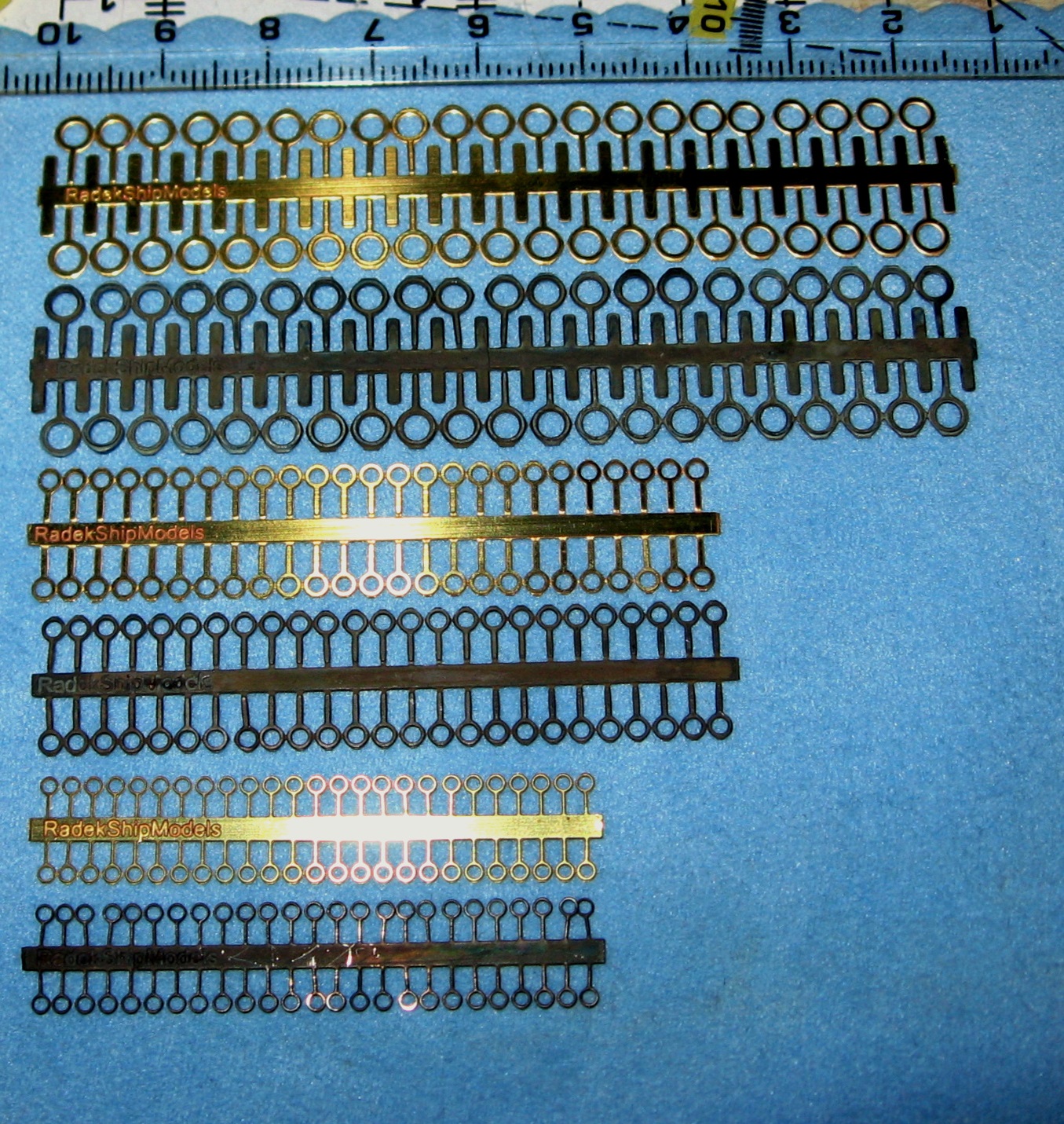 Oczka są w następujących wymiarach : największe średnica  oczka 3 mm gr.0.5 mm średniej wielkości średnica oczka 2 mm gr. 0.4 mm najmniejsze oczko 1,5 mm gr.0,4 mm