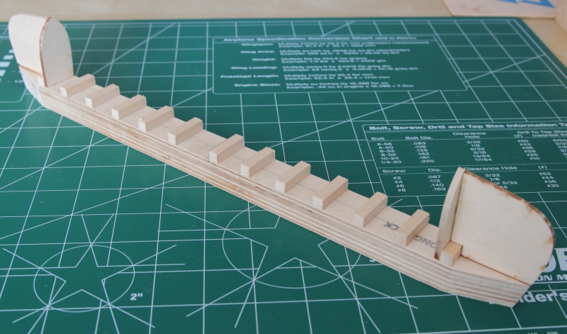 IMG_7017s.jpg (300.79 KiB) Przejrzano 14178 razy Przyklejone skrajne grodzie i oparcia dla stew