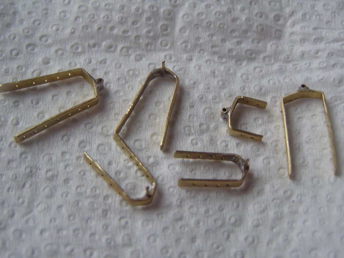 Okucia z blachy mosiężnej 0.8mm. Tuleje na osadzenie trzpieni steru z dolutowanej rurki mosiężnej