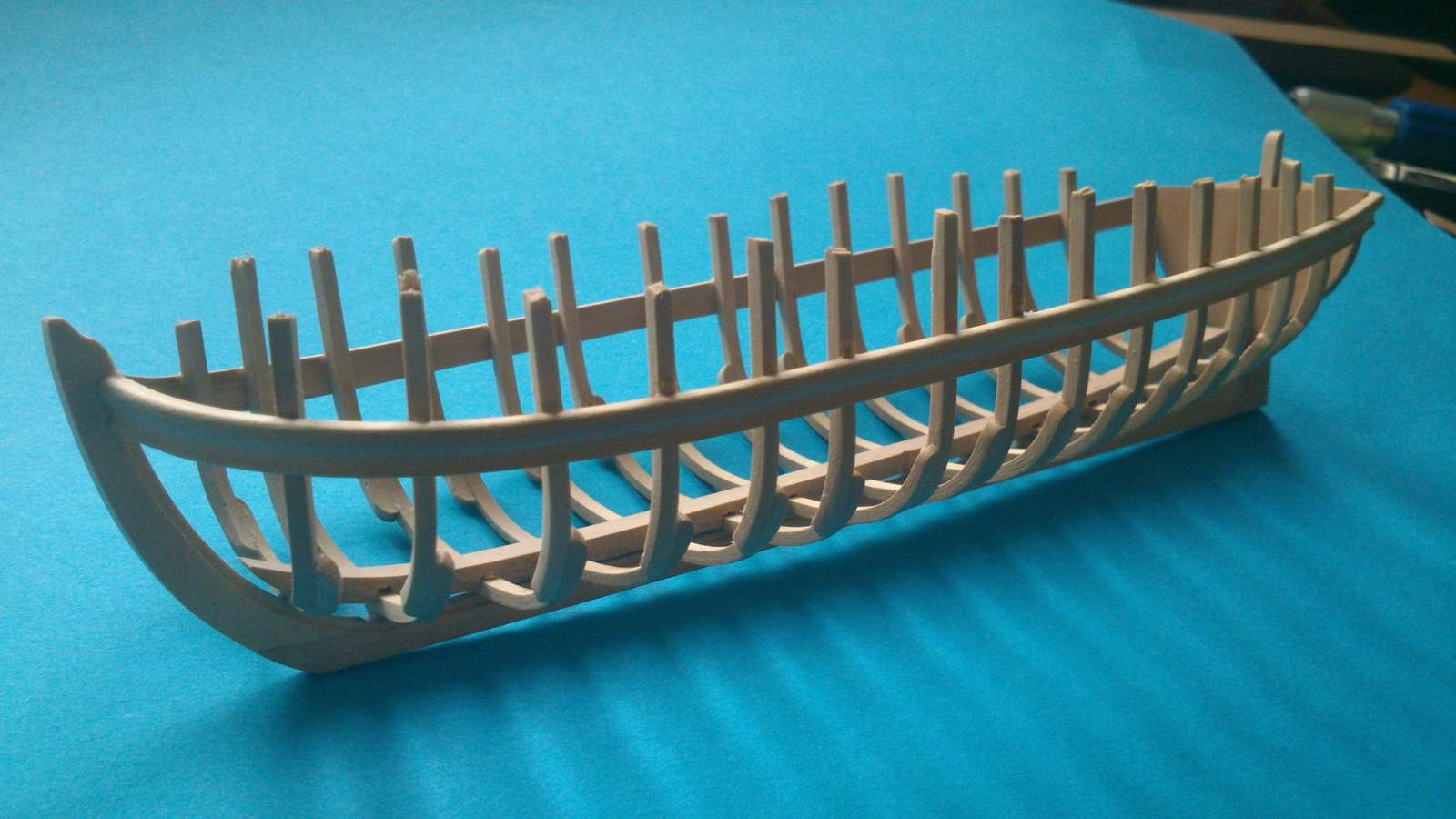 DSC_0480.jpg (128.05 KiB) Przejrzano 6577 razy Nie mogłem wytrzymać i musiałem zdjąć "to" co powstało do tej pory. Kopyto przed klejeniem szkieletu pokryłem impregnatem do drewna od pana Mirka i całość zeszła beż żadnych przeszkód.