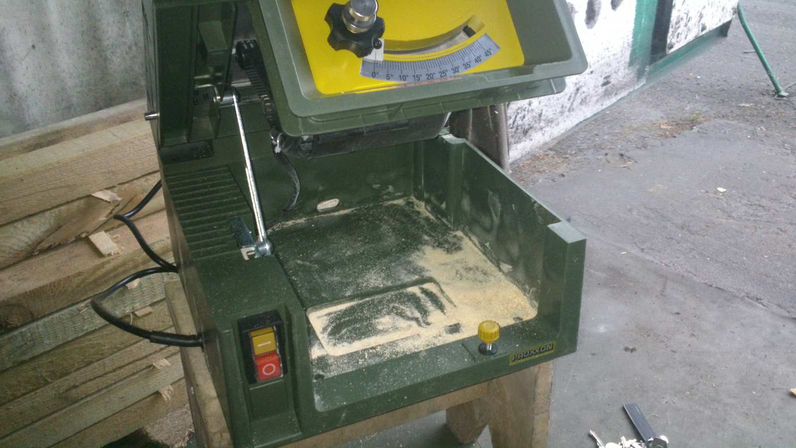 DSC_0522.jpg (128.29 KiB) Przejrzano 5654 razy Nie obyło się bez próby cięcia i wrażania są na duży "+" cicha praca silnika i precyzyjne cięcie tylko że sam muszę się podszkolić w cięciu jak i samej obsługi piły. W zestawie była piła z 24 zębami a dodatkowo kupiłem jeszcze tarczę z 36 zębami bo jest lepsza.<br />Jestem teraz na urlopie mam dużo materiału więc szykuje się ostre rżnięcie ;-)