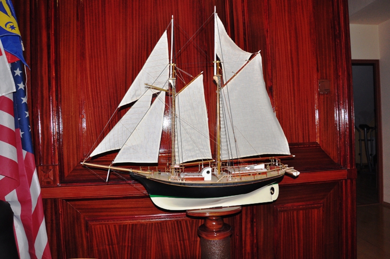 sand_lark.JPG (329.95 KiB) Przejrzano 6540 razy "Sand Lark" to szkuner projektu W.Gardena.Budowany przez 4,5 roku ( z 2letnią przerwą w środku). Obecnie na wyspie Vrgada zdobi chorwacką rezydencję jednego z "ważnych panów". Wym:170x144. Model posadowiony na 80cm "nodze" - takie było życzenie obecnego armatora.Zdobi hal.