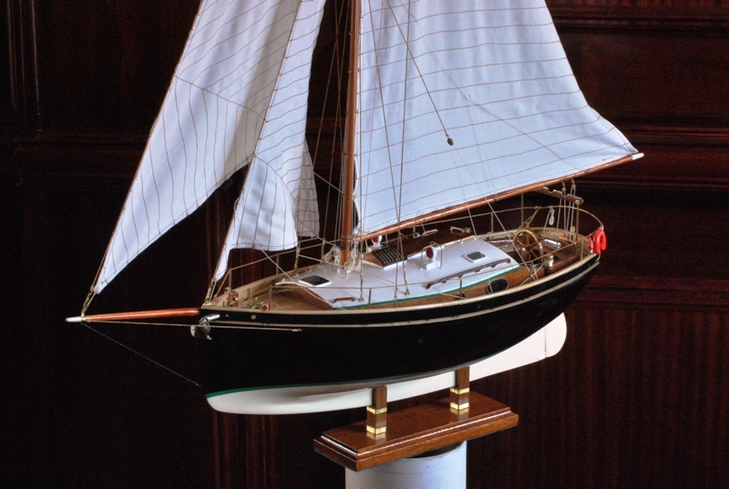 emeryt_1.JPG (301.25 KiB) Przejrzano 6540 razy Emeryt to mój projekt. To jacht jaki chętnie chciałbym mieć jak dożyję do emerytury. Wym: 100x98cm. W oryginale Lc-10,55 m.