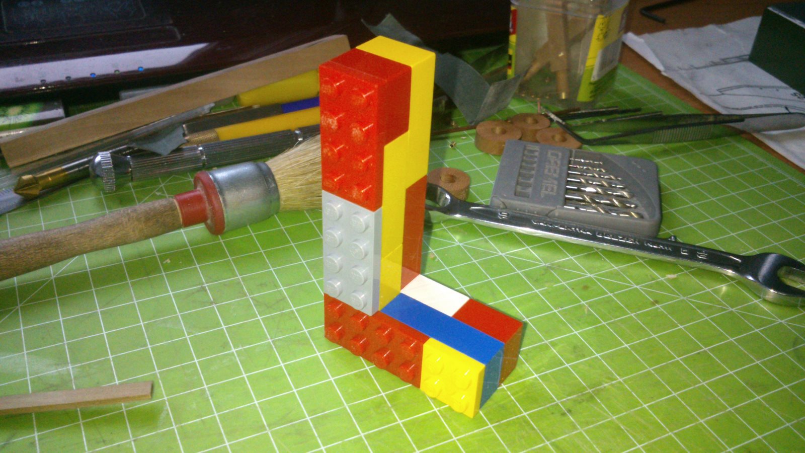 DSC_0877.jpg (242.11 KiB) Przejrzano 5336 razy Z synem się dogadałem i pożyczył mi klocki z których zrobiłem mały kątowniczek ;-)