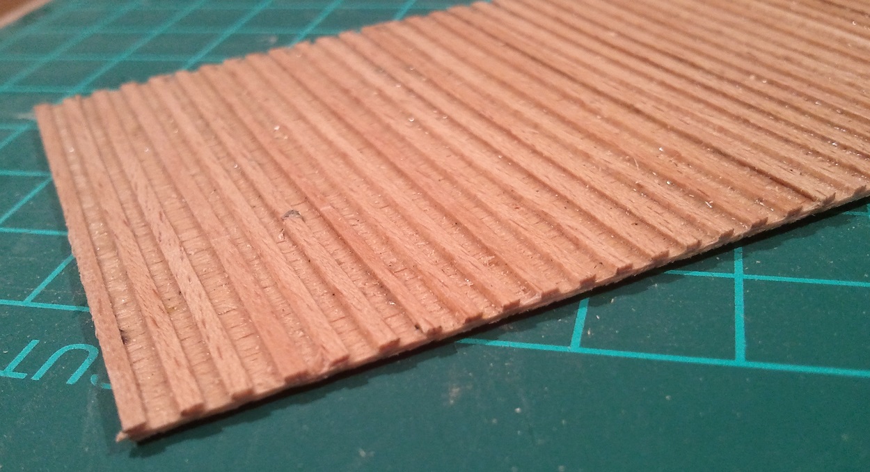 Na koniec powróciłem do sposobu znalezionego na Kodze. Fornir buk, gr. 0,8mm. Pocięty na paski 1,5mm. Paski zostały przyklejone klejem Patex universal. Tu uwaga: spitoliłem trochę robotę, bo nie wszędzie paski forniru były dostatecznie mocno przyklejone. W efekcie podczas cięcia niektóre kawałeczki odpadały i trzeba je potem było powklejać.