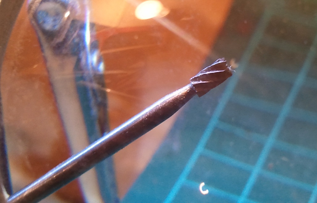 Wydaje mi się , że do drewna frez powinien mieć taki wygląd. Tak ustawione i o takim kształcie krawędzie tnące. Ten to ma fi 2 mm. Za dużo do gretingów.