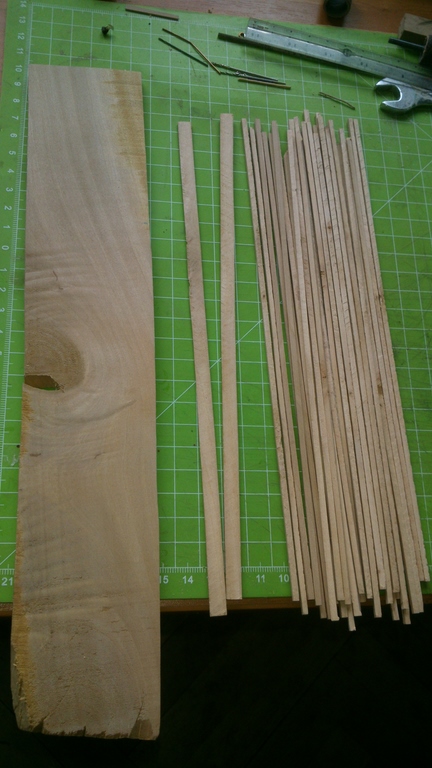 DSC_1212 (Kopiowanie).jpg (170.82 KiB) Przejrzano 14853 razy Przygotowane już listewki na wręgi i etapy ich powstawania.