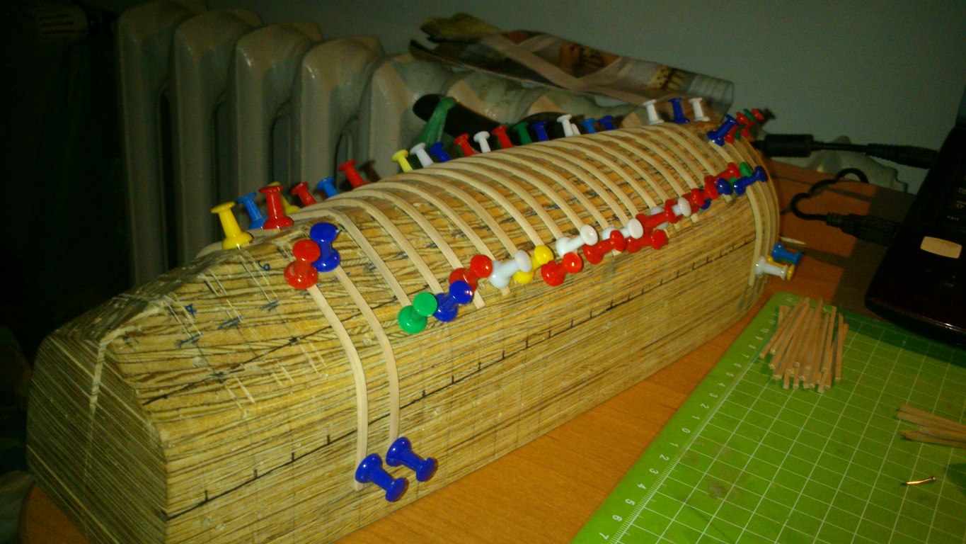 17.jpg (208.4 KiB) Przejrzano 13788 razy Właśnie na rufie od tych ostatnich mam problem żeby wygiąć bo kąt jest dość duży i listewki pękają.