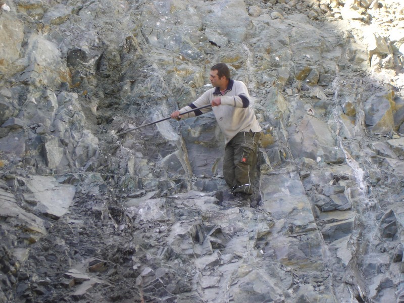 Mineralien3 097.jpg (182.11 KiB) Przejrzano 6960 razy Kolega w scianie przy probie rozlupania skaly