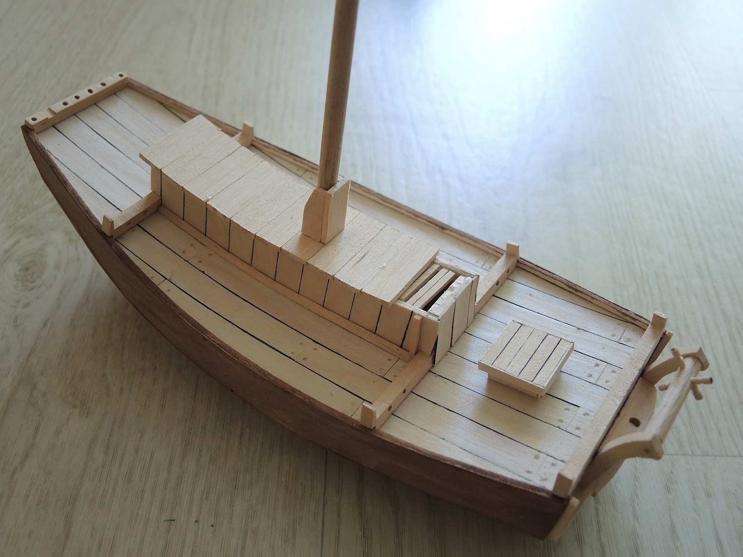 d13.jpg (133.62 KiB) Przejrzano 13016 razy Listewki pod dach zostały wklejone jako dodatkowa powierzchnia mocowania. Ponieważ nadbudówka, wzmocnienia, dach i maszt były wklejane jednego wieczoru zostawiłem ten otwór, żeby klej w środku łatwiej wysechł. Oczywiście dziurę zakleję.