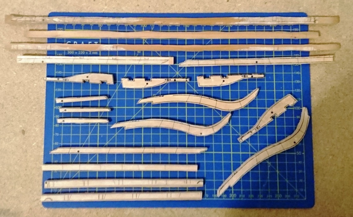 Kil, swewa dziobowa i rufowa.JPG (287.94 KiB) Przejrzano 8050 razy Wstępnie wycięte: kil, stewy dziobowa i rufowa, oraz płetwa sterowa. Wszystko z gruszy. Jeszcze tak nie widać ale piękne drewno i po oszlifowaniu i spasowaniu będzię rewelacyjnie wyglądać.