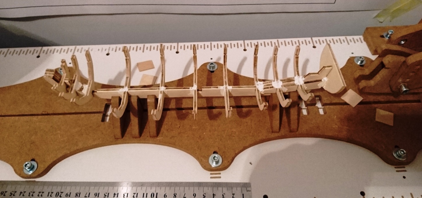 HMS szkielet.JPG (346.61 KiB) Przejrzano 8050 razy Sklejony szkielet HMS Bounty (szalupa). Nierówności załatane kitem do drewna który się łatwo barwi. Całość będzie wyszlifowana zabejcowana na kolor dębu. Wiem, że ta sklejka zestawowa to nie najlepszy materiał ale traktuję ten model czysto treningowo.