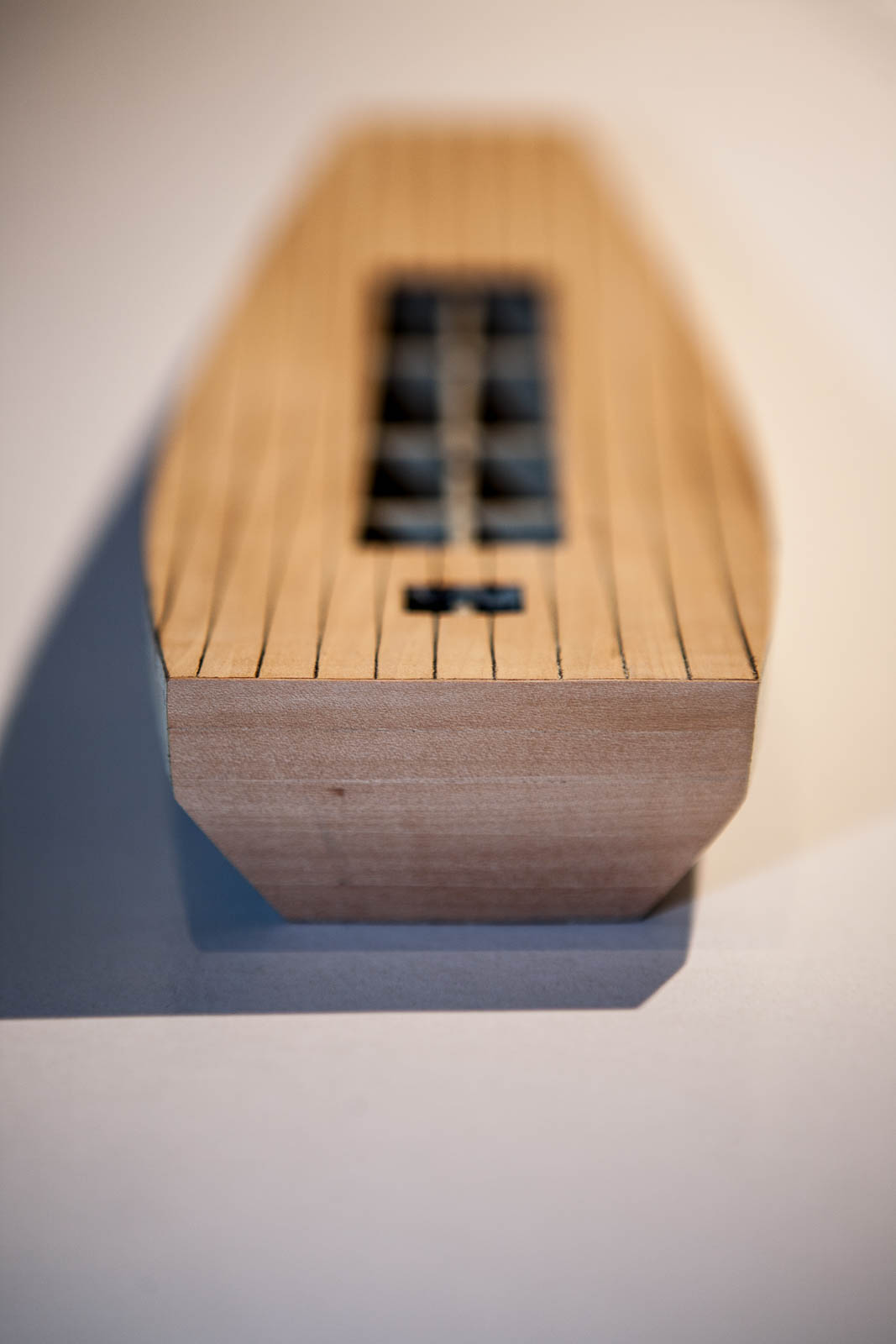 Dzonka-10.jpg (101.72 KiB) Przejrzano 13091 razy Okleiłem także rufę pięcioma paskami tego samego forniru (Wszędzie będzie grusza)