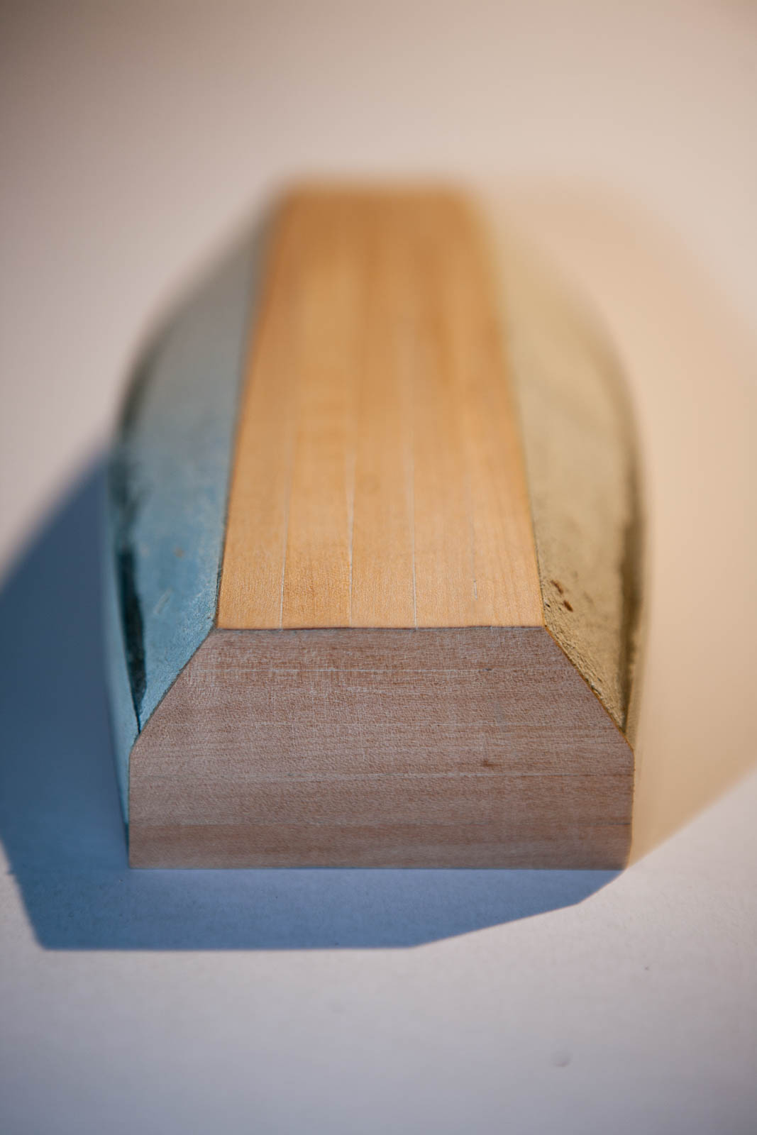 Dzonka-11.jpg (117.87 KiB) Przejrzano 13091 razy Dno też wyszło w miarę równo. Kleiłem z pasków szerokości 10mm zwężających się do 8 mm. Całość przejechana nożykiem do tapet a następnie zeszlifowana zgodnie z przebiegiem krawędzi.