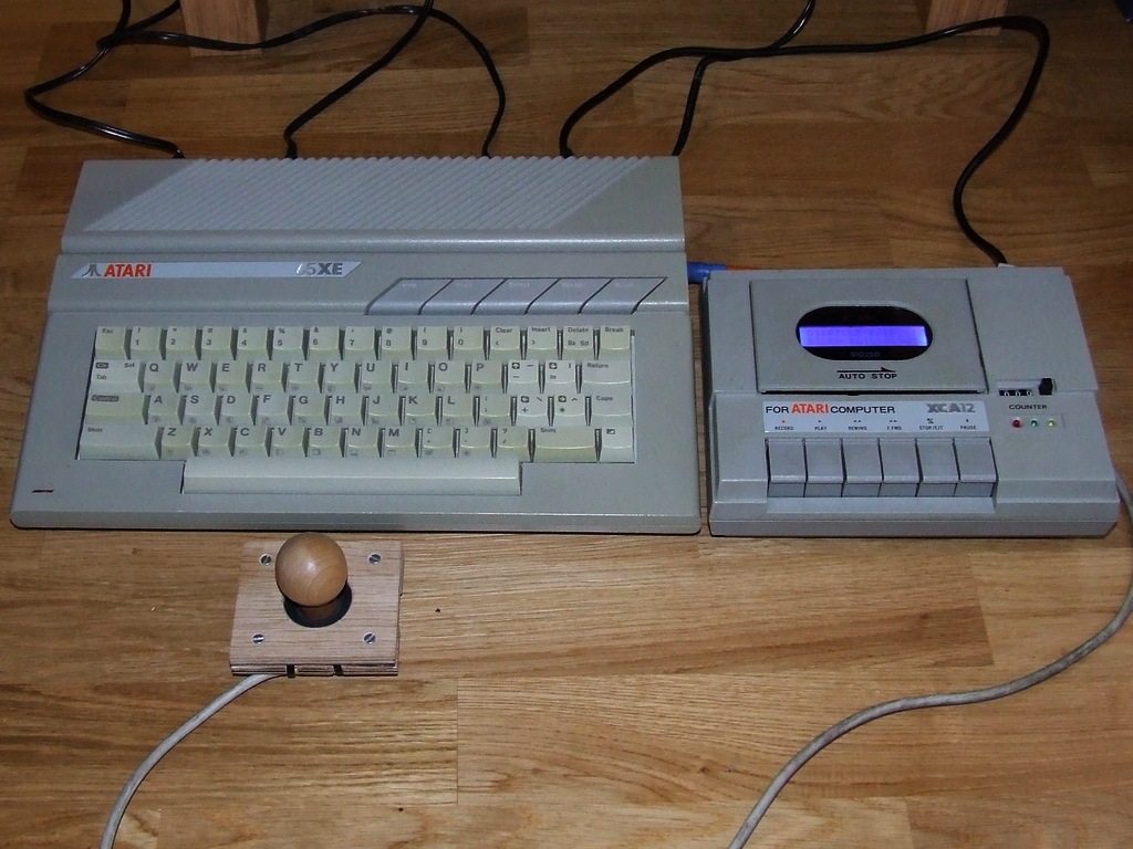 A ja se zrobiłem to. To jest SIO2SD, i drewniany Joystick... Coś mi z Forum zostało.