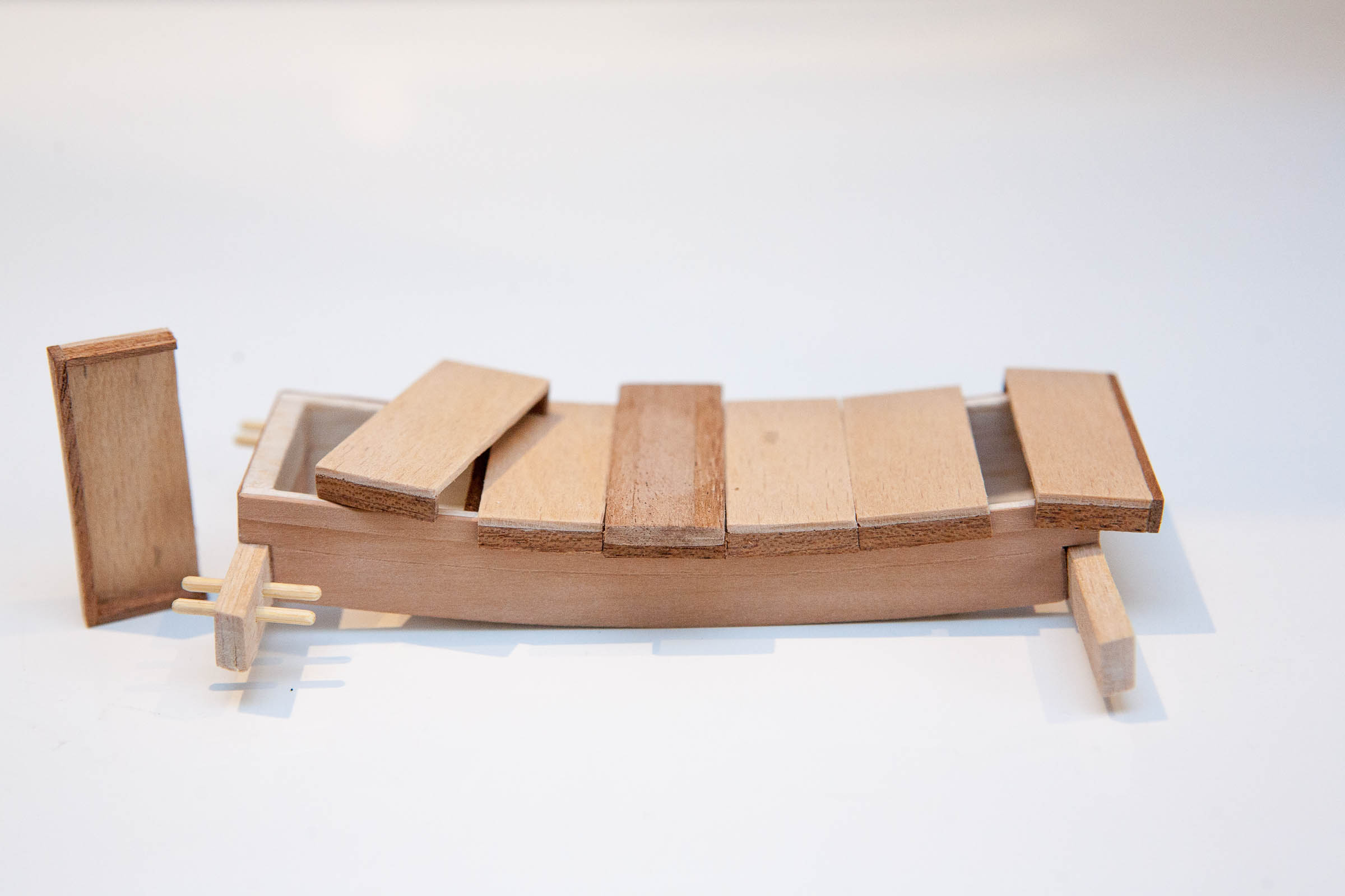 Dzonka-24.jpg (178.16 KiB) Przejrzano 11170 razy Postanowiłem, że dżonka będzie posiadała działające elementy zatem pokrywy ładowni są podnoszone i spasowane na "styk" Chyba dorobię jeszcze do nich uchwyty sznurkowe.