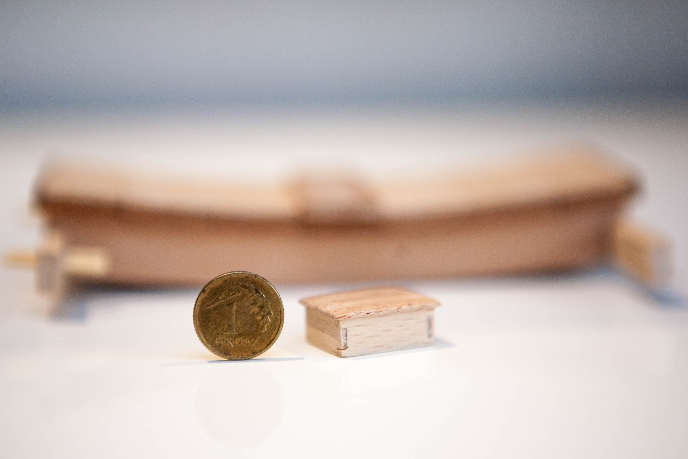 Dzonka-25.jpg (192.77 KiB) Przejrzano 11170 razy Próba na detalu. Postanowiłem użyć bardziej skomplikowanego ale i ładniejszego łączenia ścianek. (ręcznie iglakami)