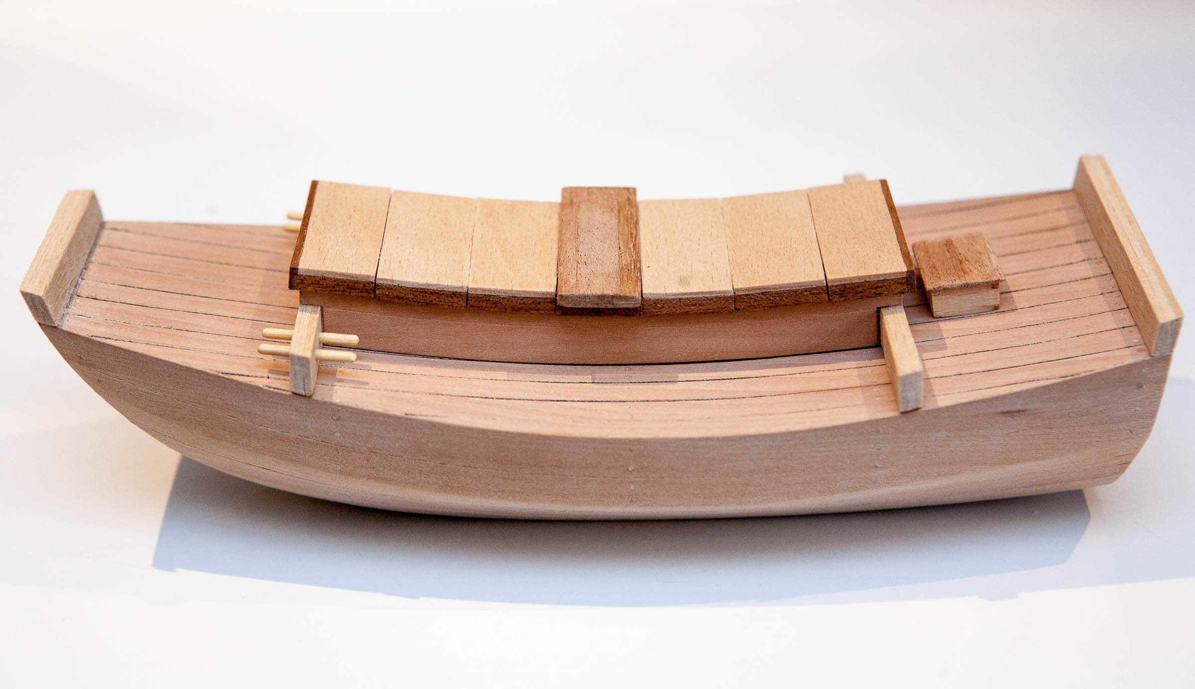 Dzonka-26.jpg (256.38 KiB) Przejrzano 11176 razy Całość na pokładzie na razie luźno.Barierka chyba będzie gięta z listewki egzotyka wpasowaną w belki na pokładzie. Myślę już powoli o kolorze/pokoście - nie wiem czy bejcować na ciemno i później pokost czy tylko pokost. Żona chce ciemniejszej dżonki.