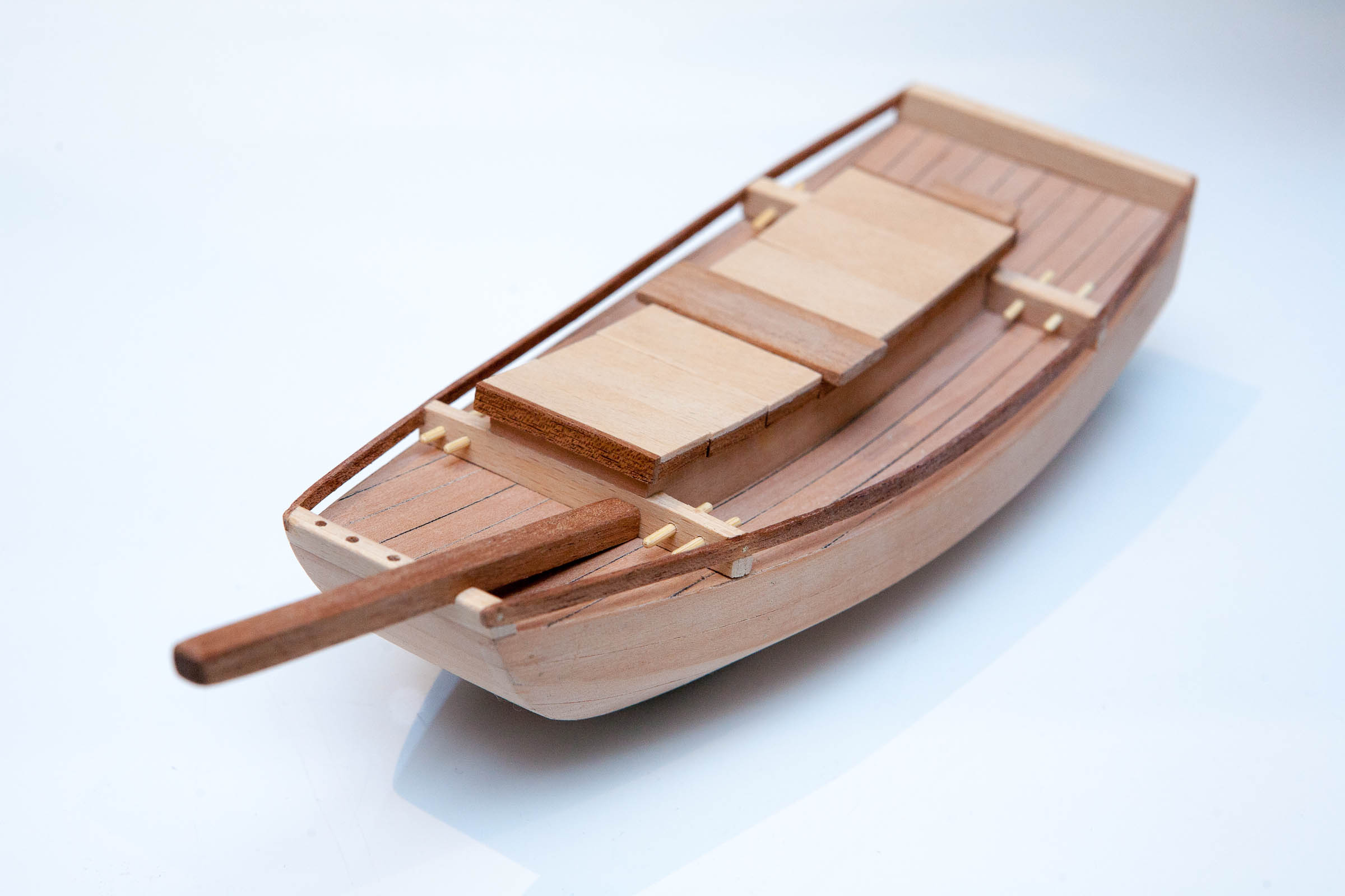 Dzonka-29.jpg (205.54 KiB) Przejrzano 10988 razy Wpasowałem także relingi z deseczek egzotycznych. Moczone w gorącej wodzie i gięte do porządanego kształtu. Następnie wpasowane w pokład.