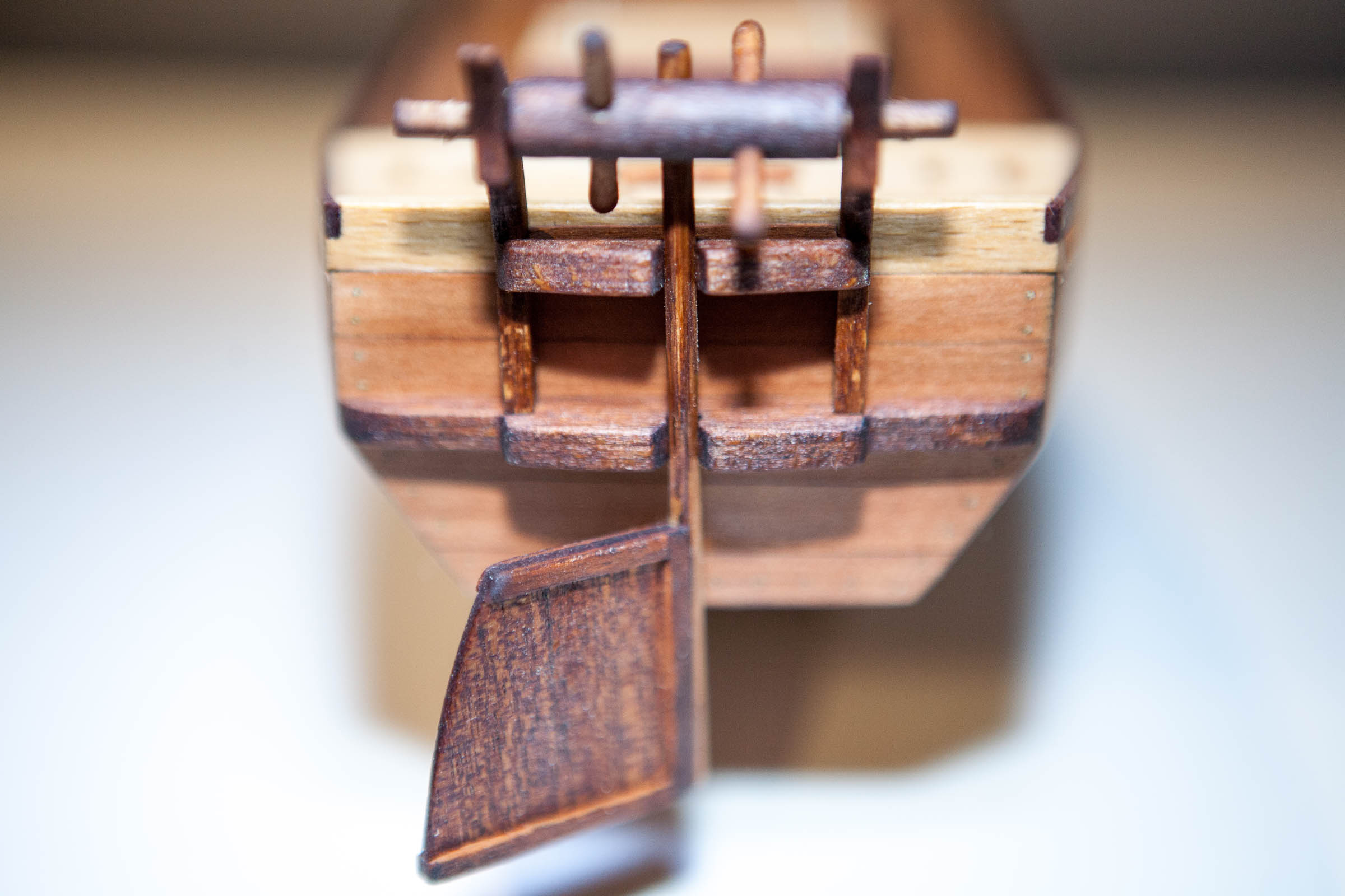 Dzonka-30.jpg (242.8 KiB) Przejrzano 10790 razy Uzbroiłem cały tył. Wycięte elementy spasowałem, zabejcowałem a następnie pociągnąłem pokostem lnianym. Mechanizmy są ruchome.