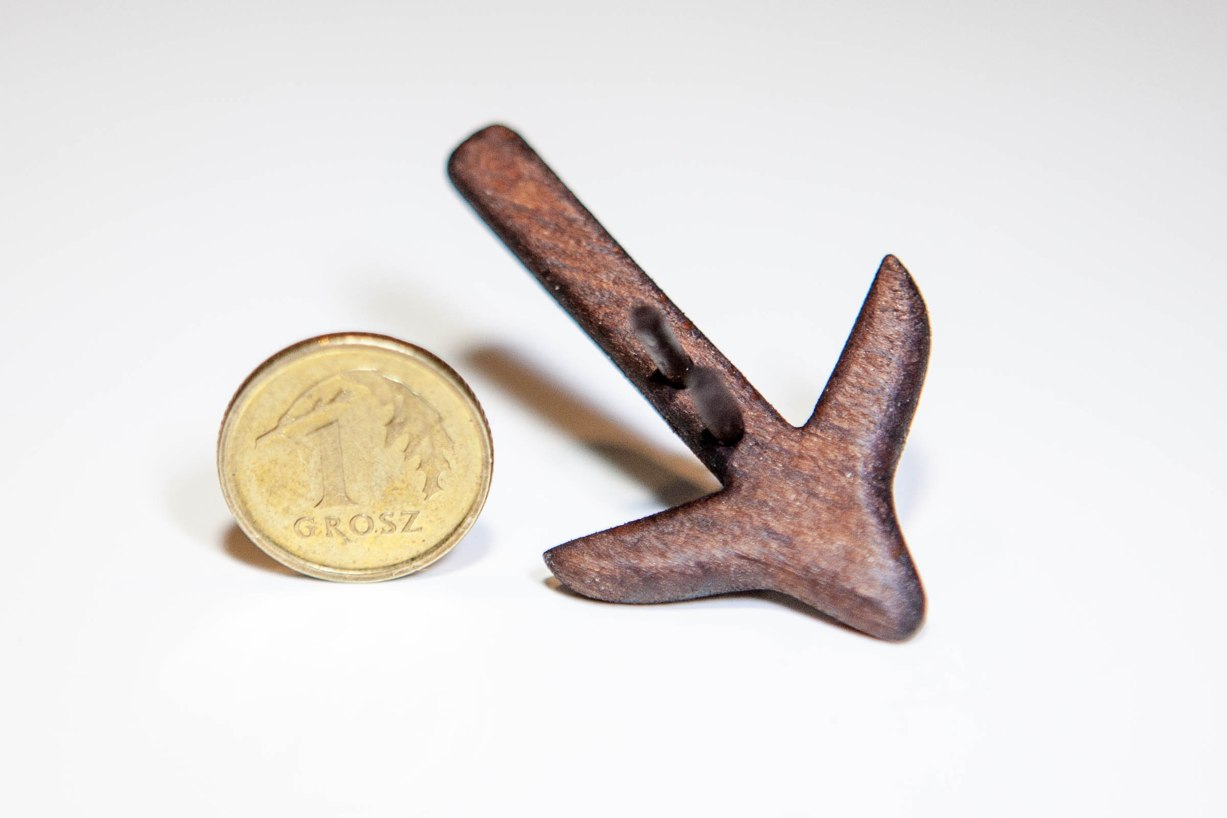 Dzonka-31.jpg (185.54 KiB) Przejrzano 10796 razy Zrobiłem kotwicę z łyżki bukowej przy użyciu iglaków i dremelka. Zabejcowana na ciemno i zapokostowana.