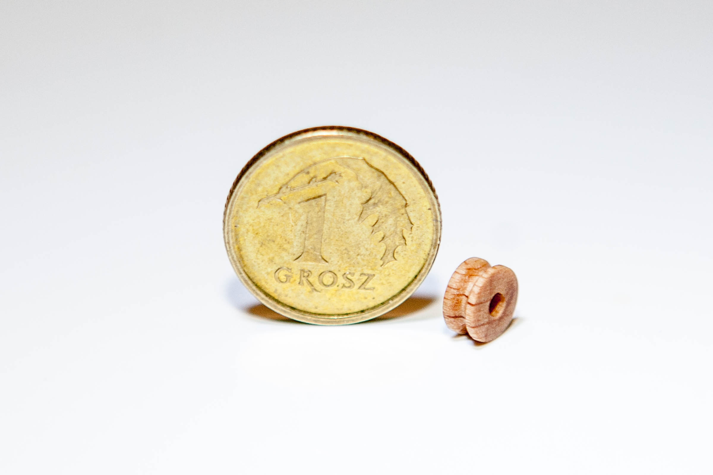 Dzonka-32.jpg (140.04 KiB) Przejrzano 10790 razy Pierwszy bloczek z kawałka buku. Zrobiony przy użyciu dremela jako tokarki oraz dopracowany iglakami.