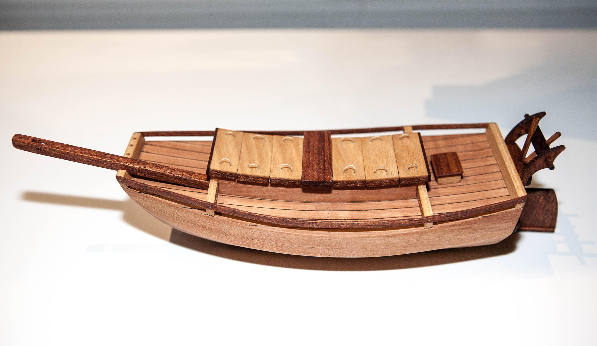 Dzonka-33.jpg (261.9 KiB) Przejrzano 10796 razy Na koniec malowanie a właściwie jego brak. Bardzo się cieszę, że nie pomalowałem gruszy i zgodnie z radami użyłem tylko pokostu. Już nigdy gruszy nie pomaluję. Co innego buk - nie podoba mi się w pokoście (można zobaczyć pokrywę ładowni - wygląda lepiej niż na żywo). A że robię z niego elementy dodatkowe to je bejcuję dla kontrastu.