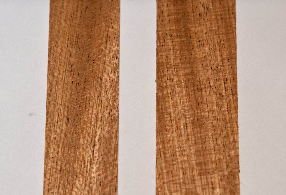 0269.jpg (122.03 KiB) Przejrzano 8822 razy Gotowe obrzeża miewają wady krawędzi, co powoduje powstawanie przy klejeniu postrzępionych szczelinek między paskami. Po prawej obrzeże z niebciętymi krawędziami.