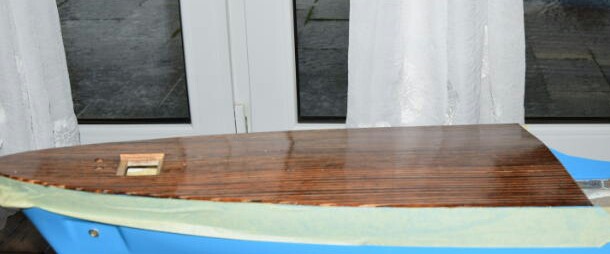 Położony gorący olej na pokładie po wyschnięciu będzie matowy