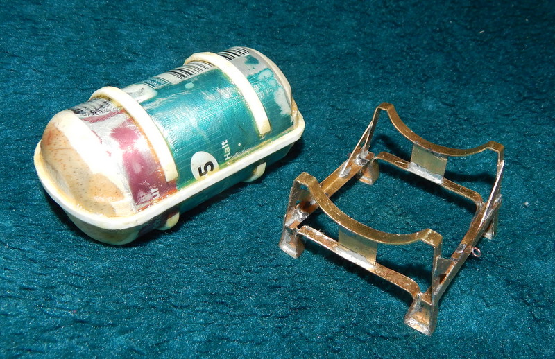 DSCN2885.JPG (190.77 KiB) Przejrzano 14145 razy całość została przelaminowana cieniutką tkaniną szkalaną.