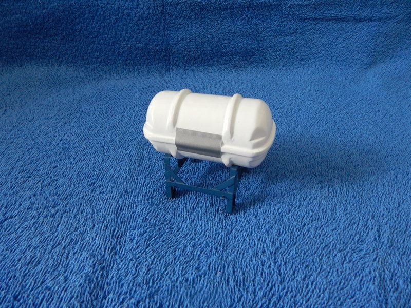 DSCN2964.JPG (167.32 KiB) Przejrzano 13655 razy Za brezent robi taśma "na gada". Pozostało okleić kalkomaniami.