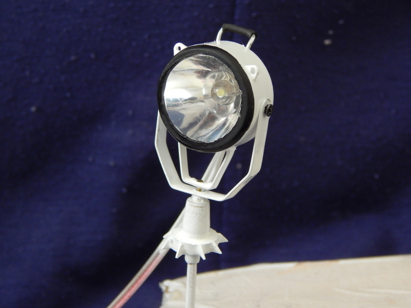 DSCN2976.JPG (159.77 KiB) Przejrzano 9192 razy Podstawa polutowana z mosiądzu. Odblask ze starej latarki.