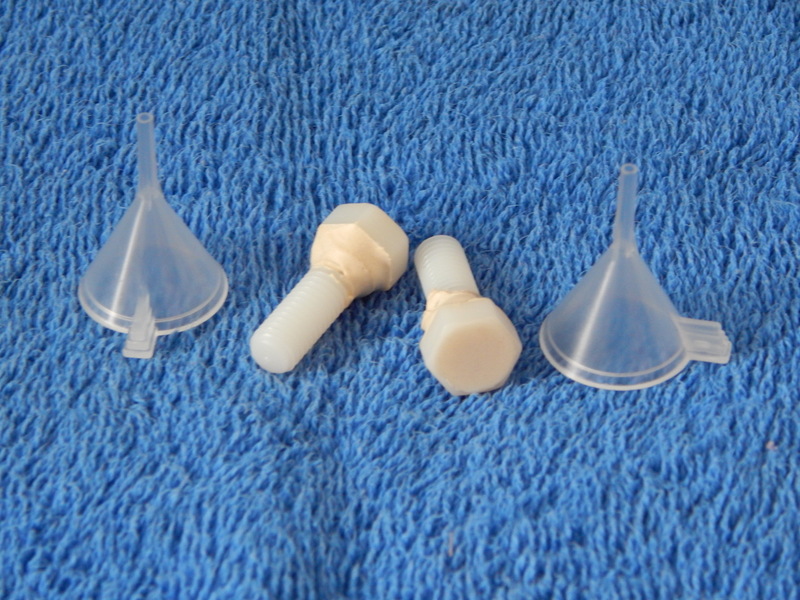 DSCN2967.JPG (196.83 KiB) Przejrzano 9192 razy Materiał wyjściowy to dwie śruby plastikowe M8 z łbem sześciokątnym 13, oraz micro lejki do nalewania perfum do flakoników.