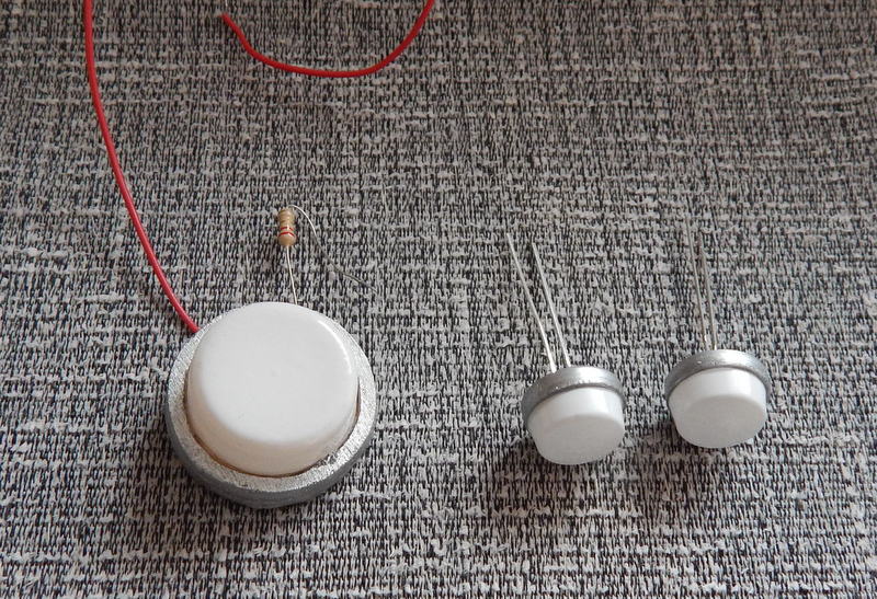 DSCN3154.JPG (160.48 KiB) Przejrzano 9582 razy Szybko dorobiłem zamiast jednej dwie mniejsze lampy.