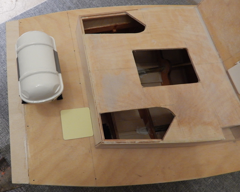 DSCN3167.JPG (158.02 KiB) Przejrzano 8985 razy Na fotce usytuowanie stojaka tratwy przed przeróbką. Widać, że na właz nie ma miejsca.