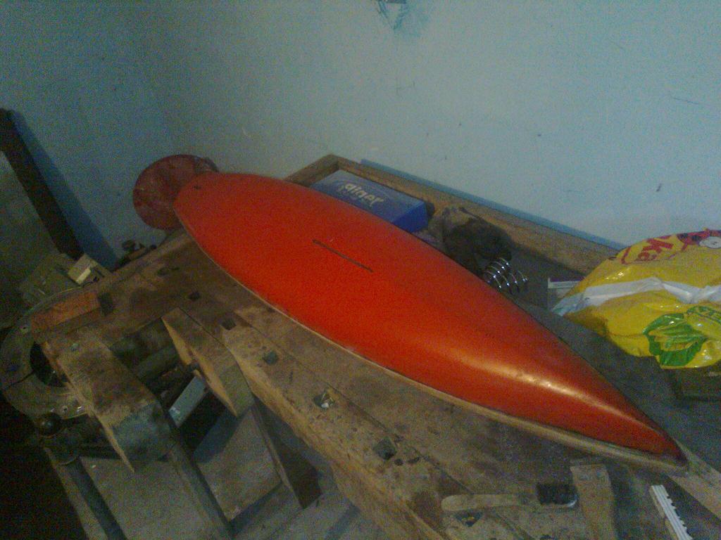 Elvis0127.jpg (107.54 KiB) Przejrzano 21479 razy tak to mniej więcej wygląda,myśle ,że kadłub sie nadaje na łódź RC. elektronike juz mamy. Prosze o jakies porady od czego najlepiej zaczac? I jeżeli ktos wie jak powinno sie mocować maszt.??? jak to umocować pod pokładem ?