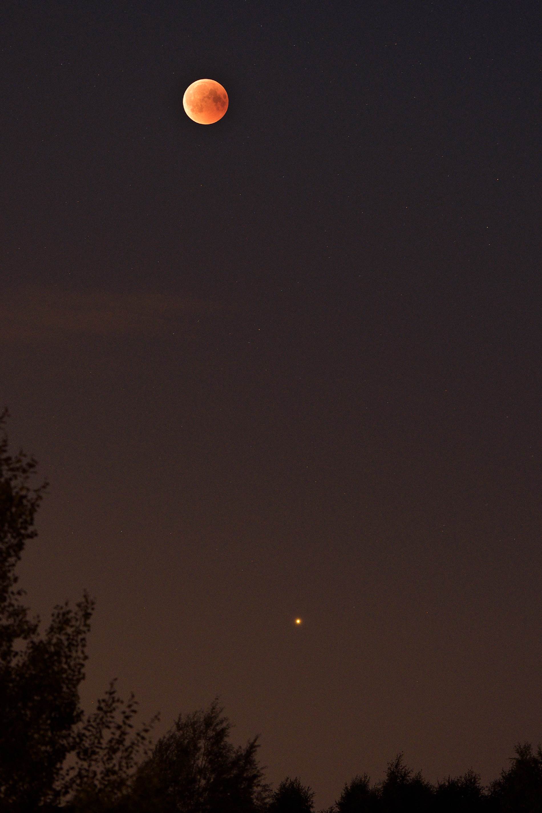 ZacmMoon135mm3.jpg (412.33 KiB) Przejrzano 10980 razy Księżyc w cieniu i Mars w opozycji