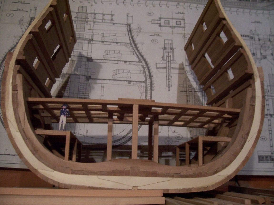 100_1625.JPG (342.77 KiB) Przejrzano 6162 razy Perspektywiczna przymiarka do człowieka, admirał mieści się w sam raz. Zdjęcie z bliska i bez lampy trochę się "zziarniło". :-(