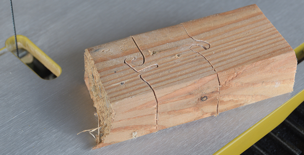 puzzle.jpg (445.74 KiB) Przejrzano 9894 razy Tak wygląda przykładowe cięcie, po lewej płaskim brzeszczotem z zestawu, po prawej brzeszczotem spiralnym, ale źle zamocowanym w kamieniach. Rzaz <mm