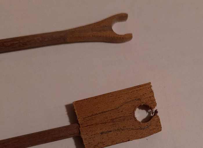 20210325_195900.jpg (100.07 KiB) Przejrzano 6392 razy Gardy gafla i bomu to deseczka z przewierconym otworem o średnicy drzewca połączonych klejem i poddanym jedynie szlifowaniu