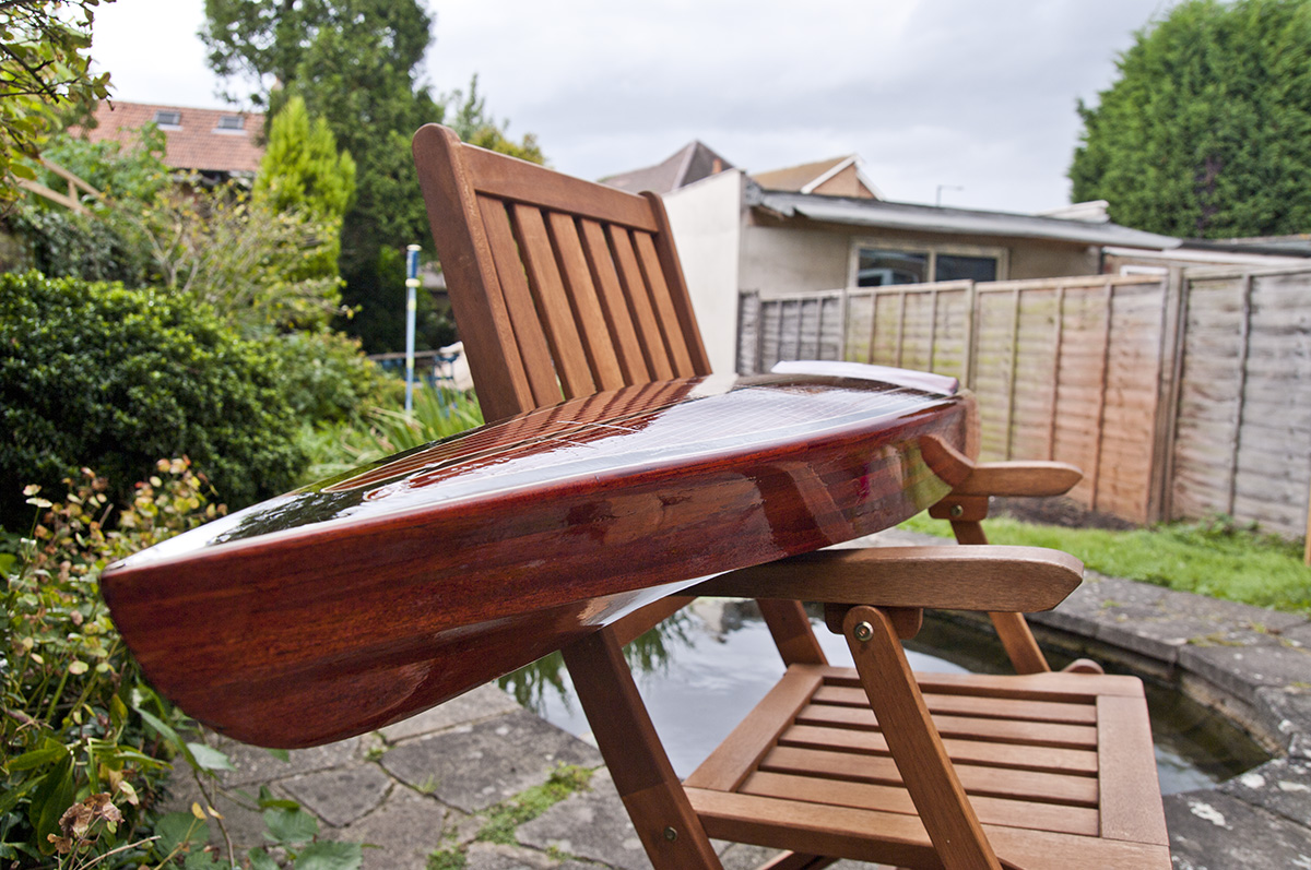 _PNT3291.jpg (410.69 KiB) Przejrzano 12362 razy Kadlub po 3 warstwach lakieru poliuretanowego, szlifowanie papierkiem 600 i znow malowanie.