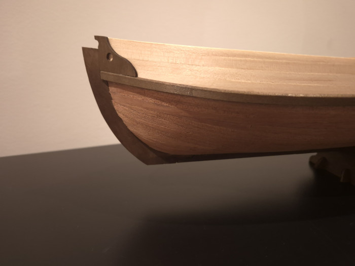 Mimo szlifowaniu planek drugiego poszycia pod stewę dziobową, nie udało uzyskać się mi idealnego dopasowania, tak jakby użyty fornir był zbyt kruchy/łamliwy?