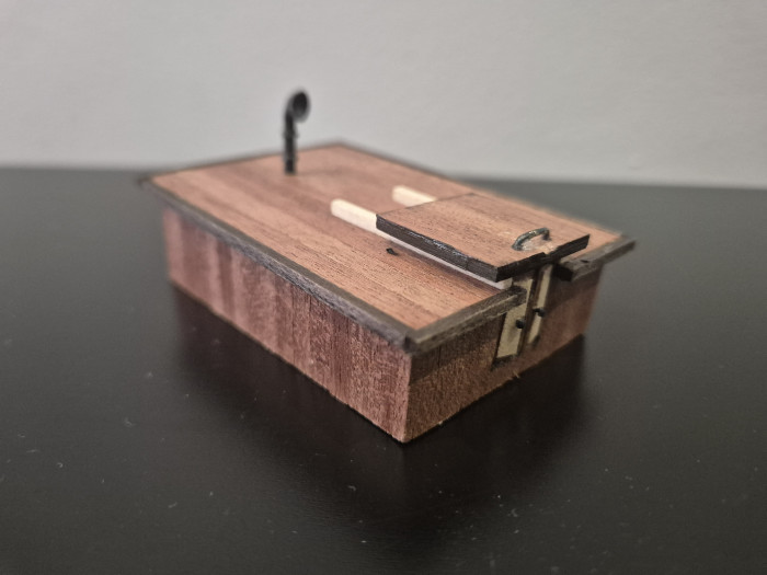 Pokrywa wejścia do poprawki, uszkodziłem próbując usunąć klej CA który mi przeciekł od drugiej strony przyklejając uchwyt